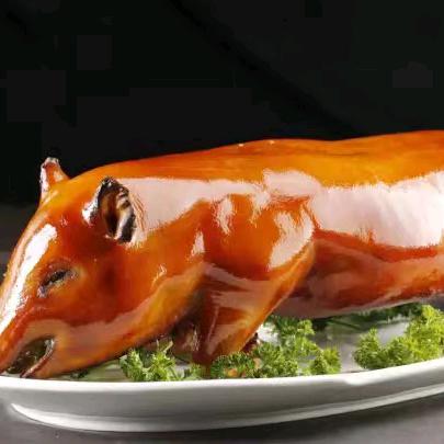 杨家天等木炭烤猪