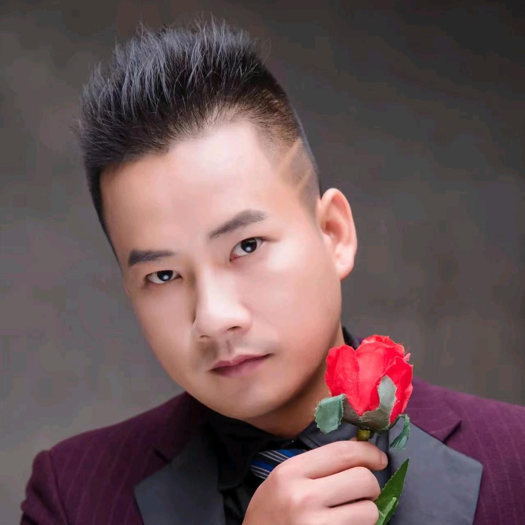 微笑的侧脸