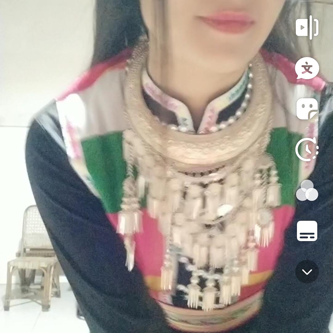 跳民族舞的妞(手机摄影)