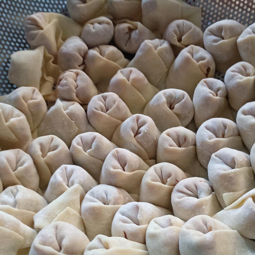 开塔吊的余浩晨幺妹