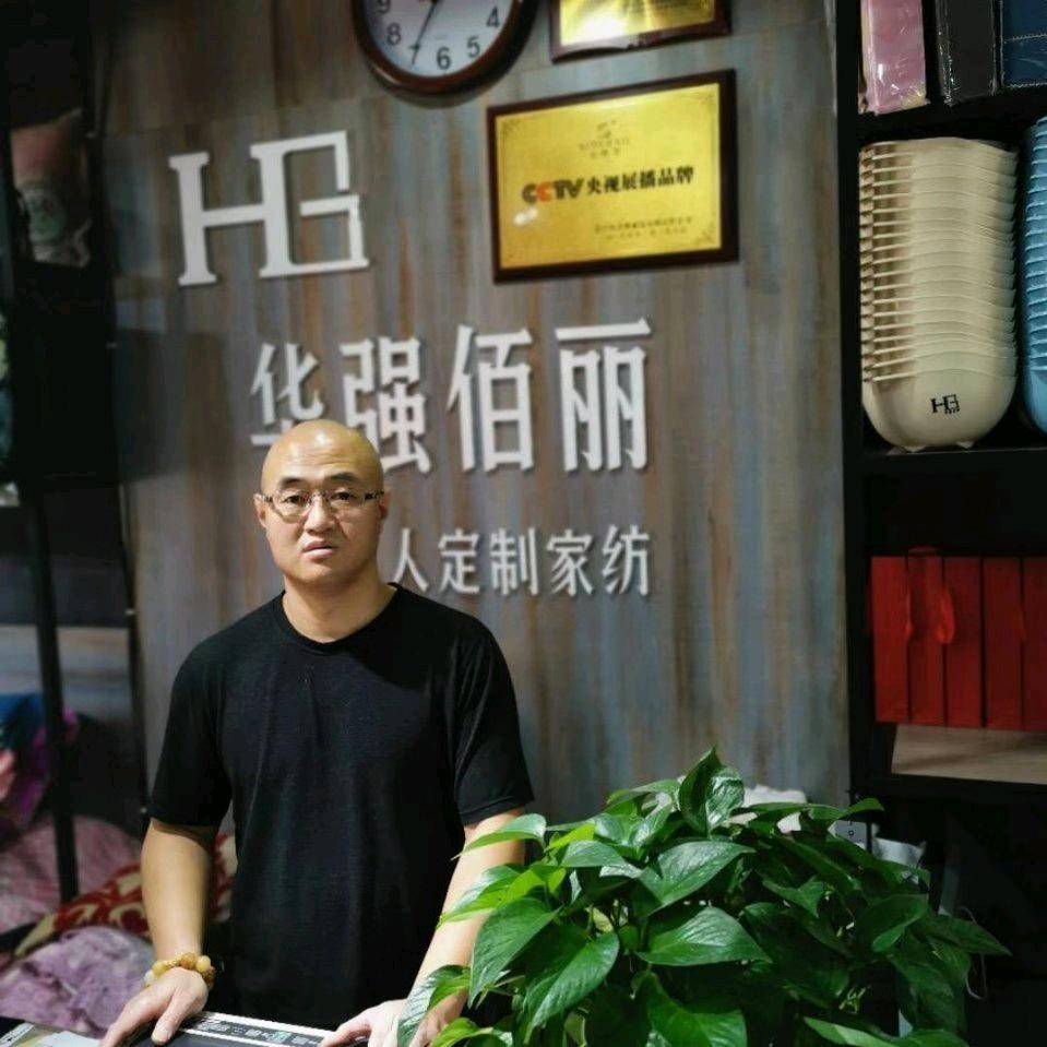 眼镜洪伟