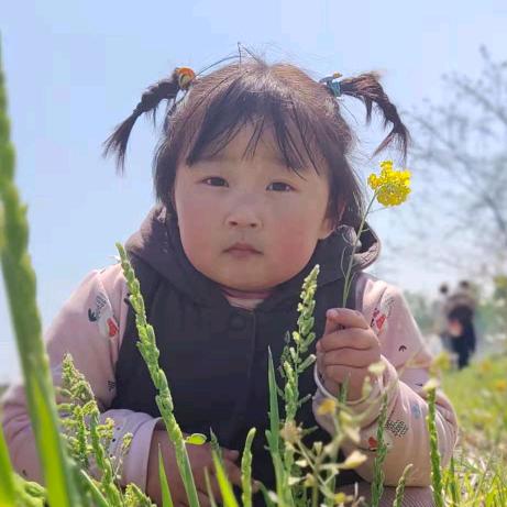 站在墙角晒云朵