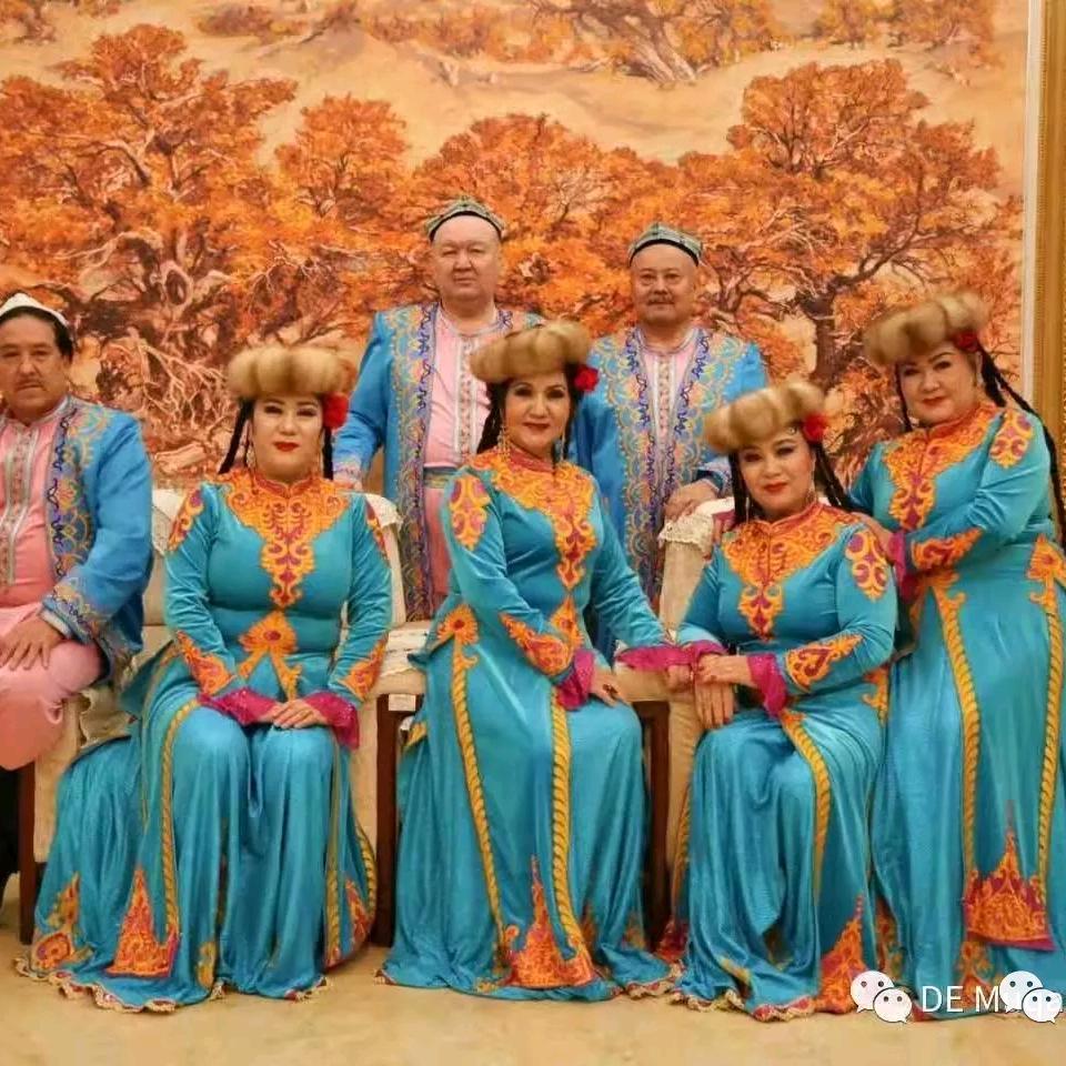 天山区解放南路阿依努尔舞台服装店