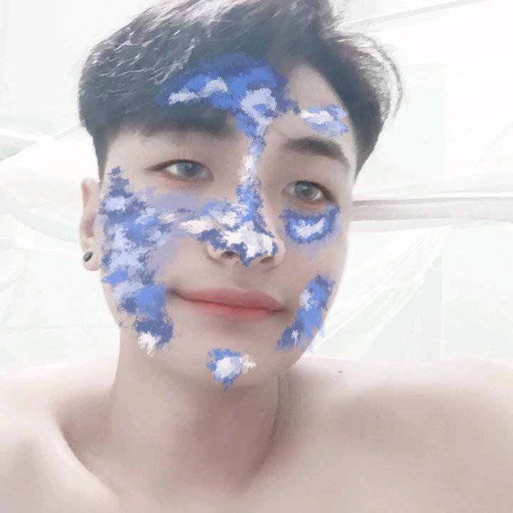 小何同学……