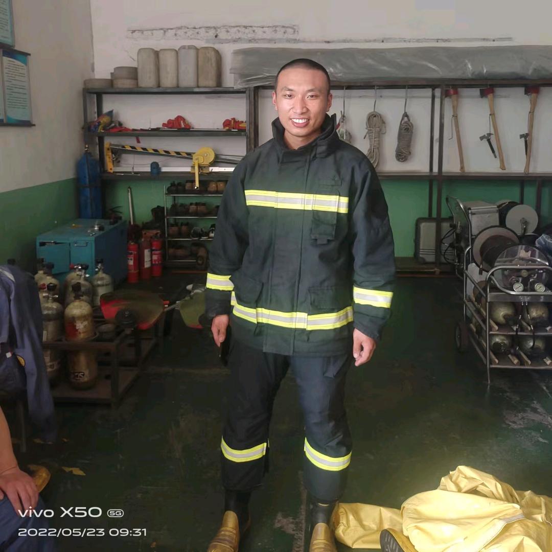 捡瓶子的小男孩