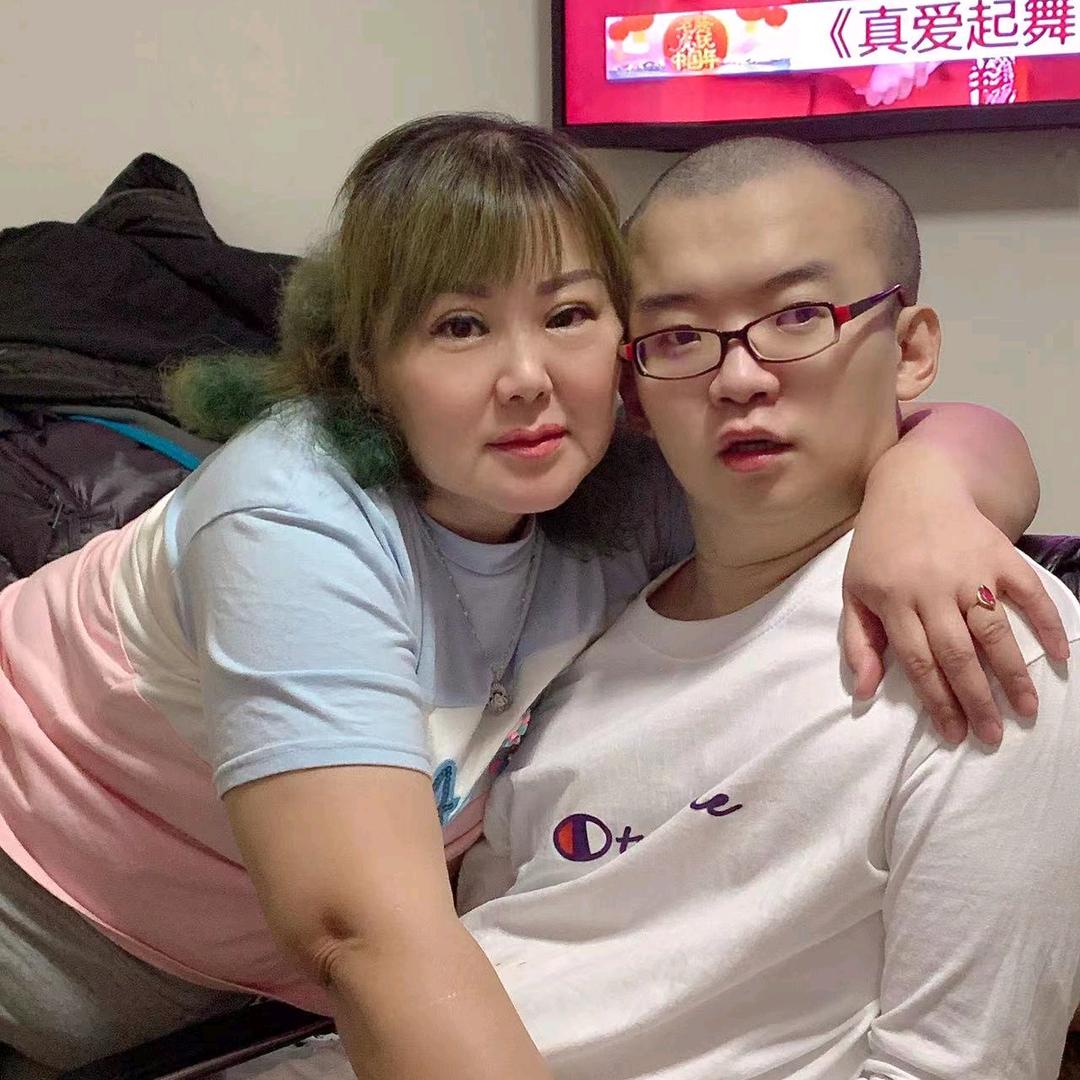 我别无选择，强强的妈妈。