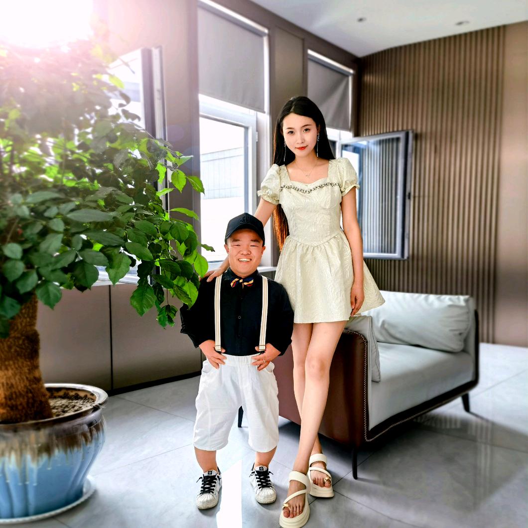 小光与薇薇商贸