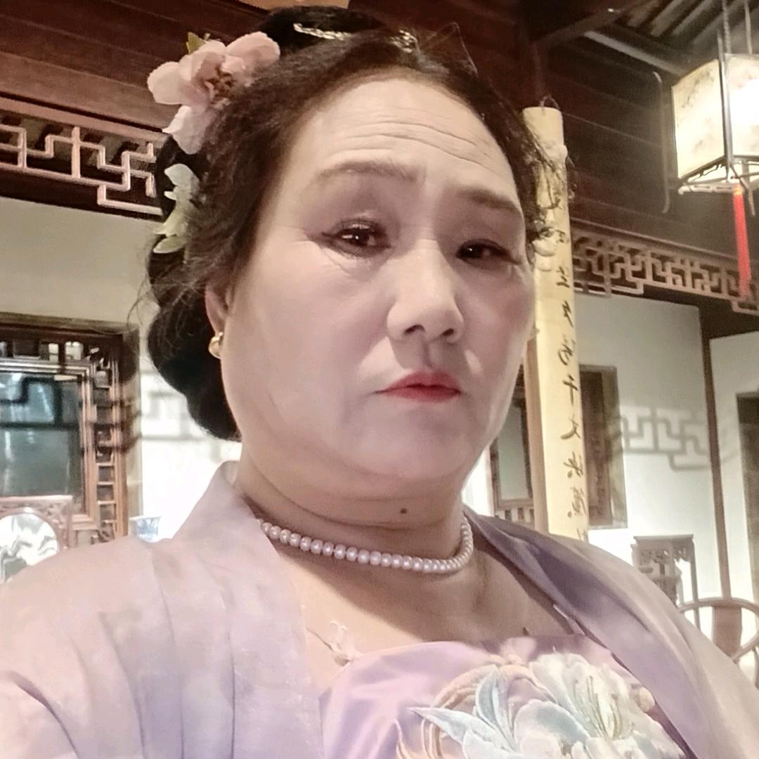 眼眸泛出睿智的光光