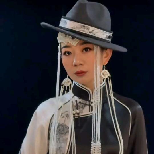 皋兰广场艺瑞造型美发首席(花)