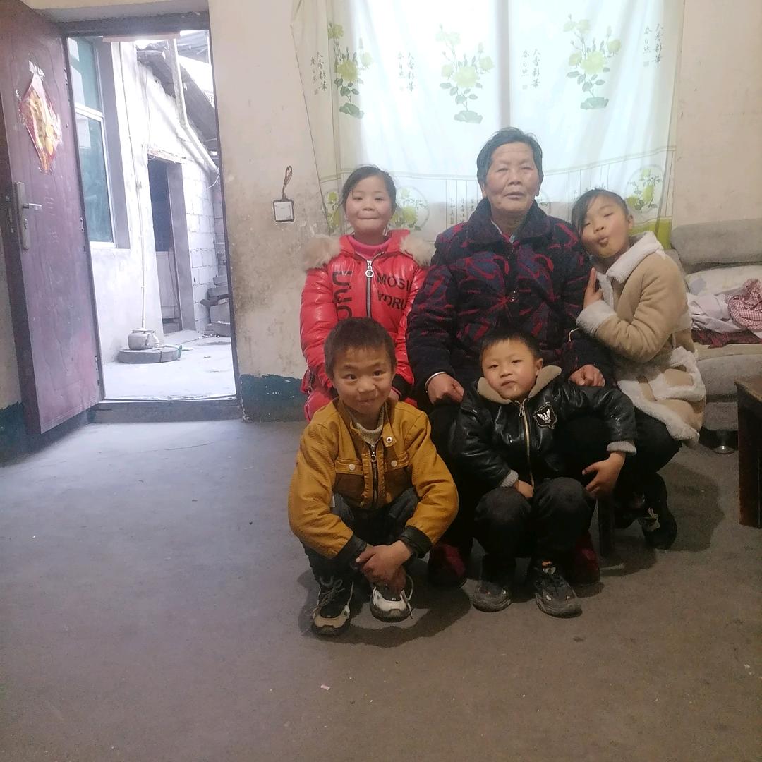 我们几奶奶。