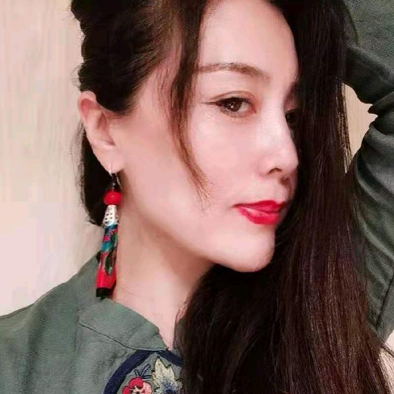 画家慕容菲