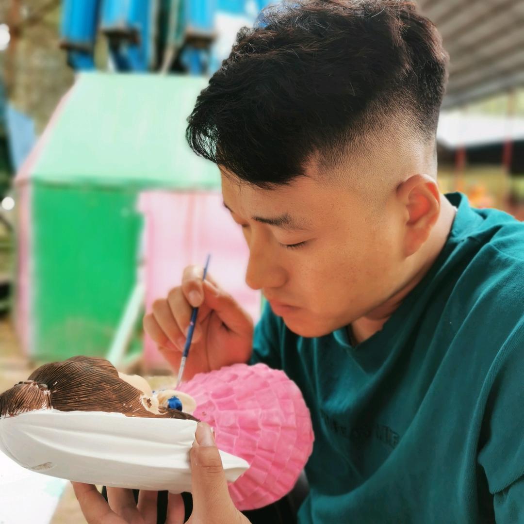 右手敬礼，左手牵你