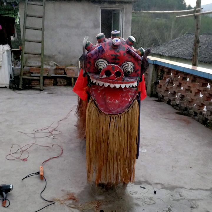 奉节县 年轻小伙子 专业玩火狮子和火锣鼓