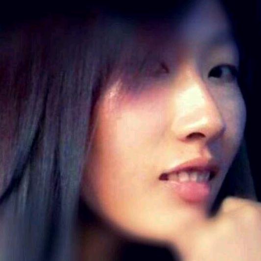 微笑掩饰伤