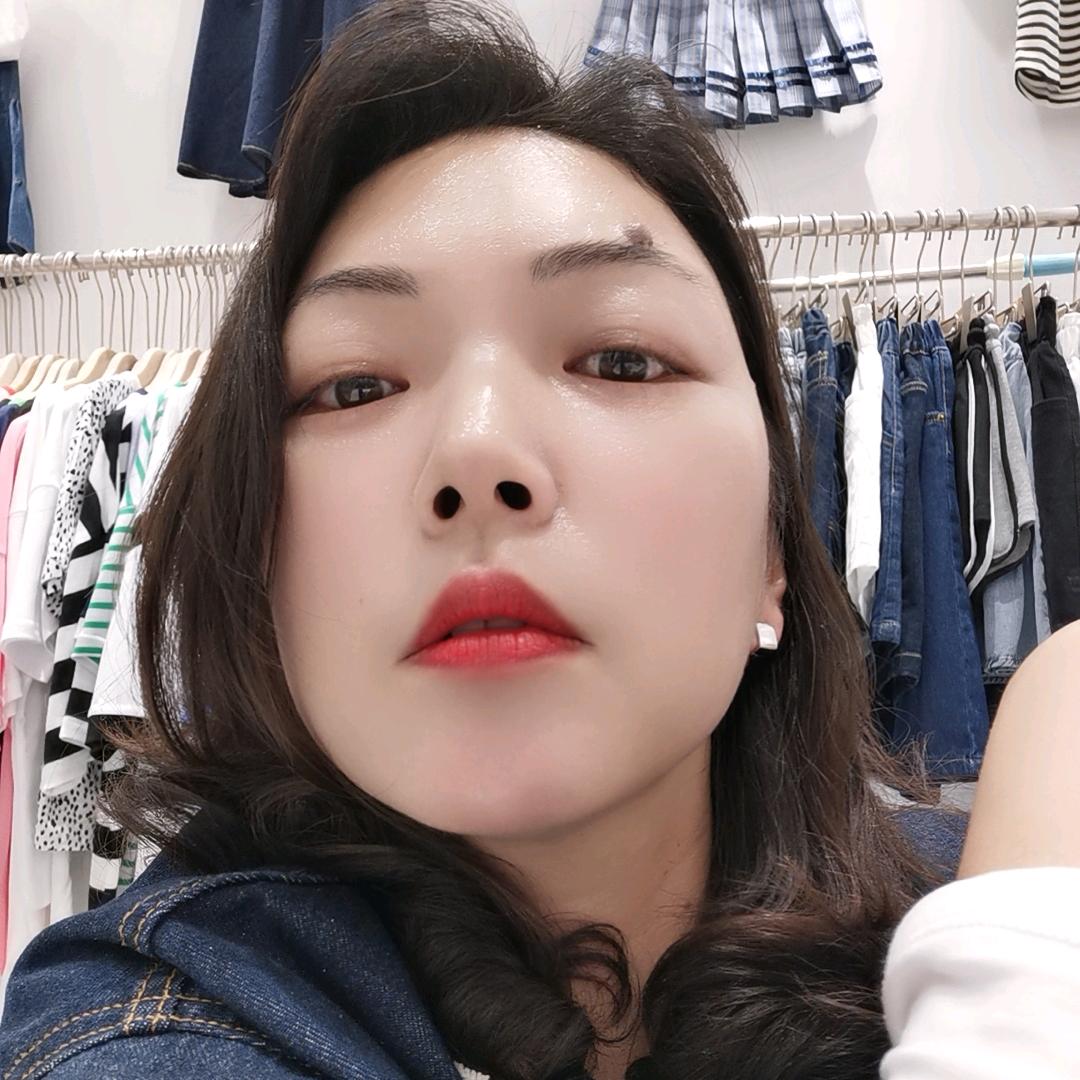 金沙步行街小精灵时尚童装