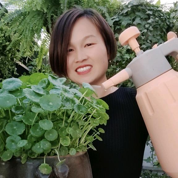 花栗子爱养花
