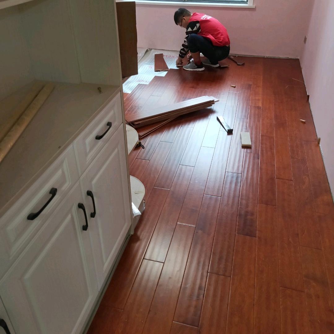 海伦手艺人地板安装