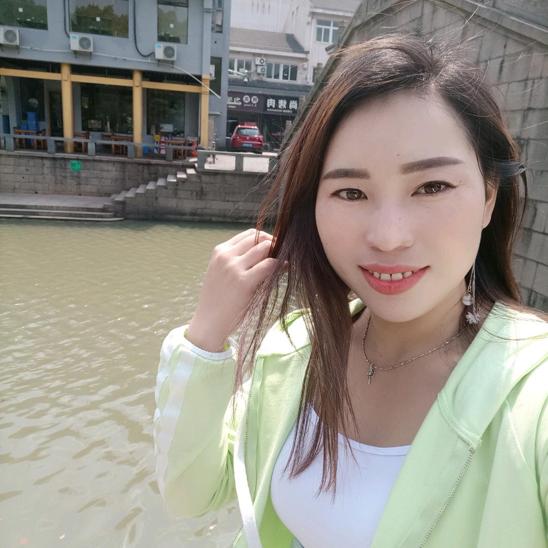 马依移动隔壁《潮流鞋坊》