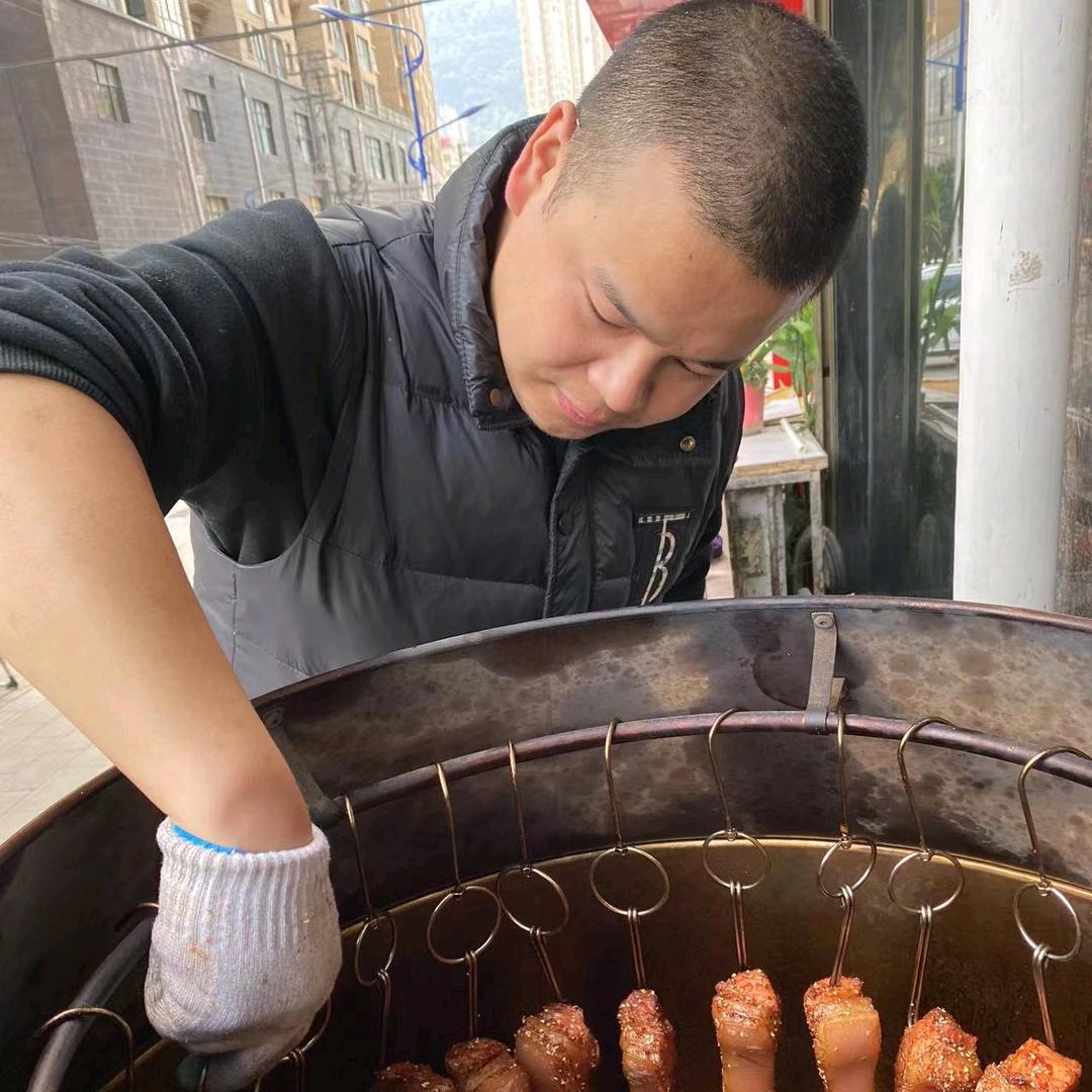 聚三味烧烤店