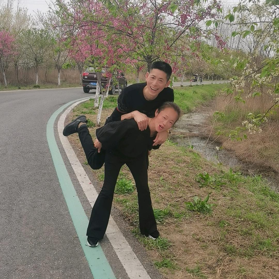 曹大春乐队主唱（张娟）
