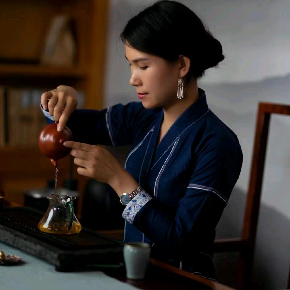傣家小妹走过来