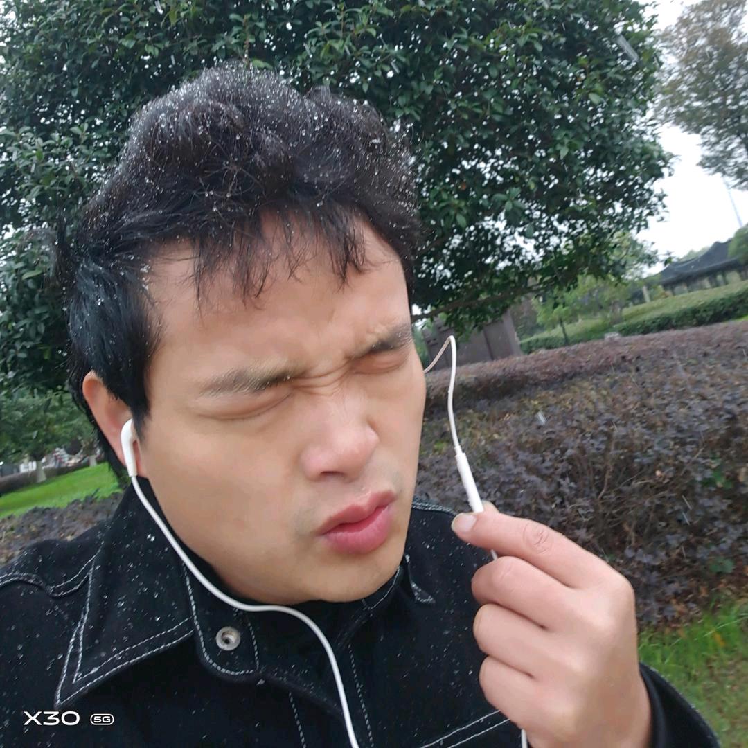 刘二笑（流浪歌手）