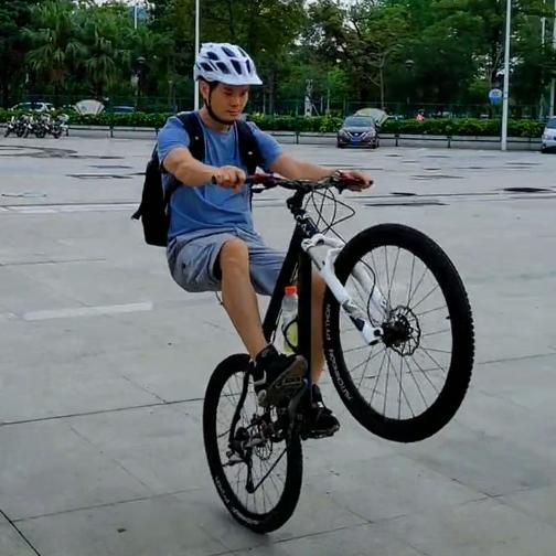 亮哥爱骑车