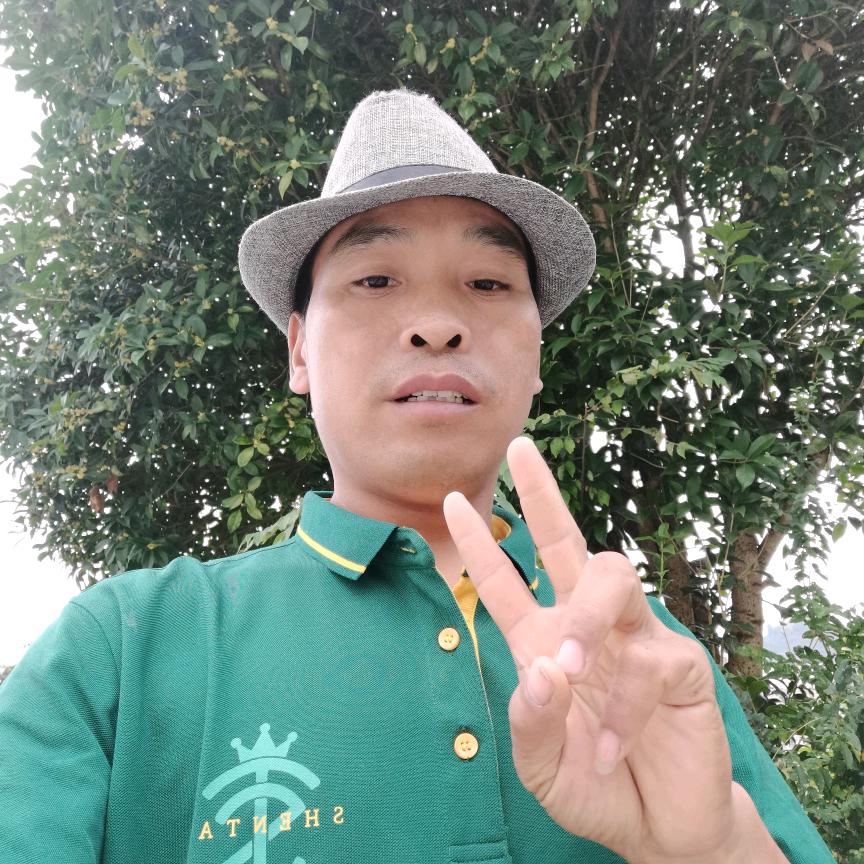 别嫌哥们穷，兄弟在努力。