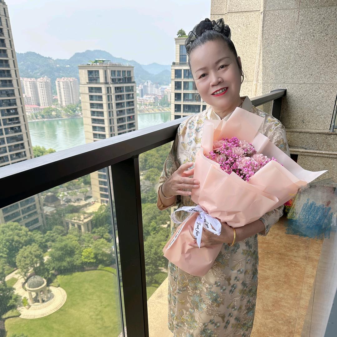 开心😃朱姐
