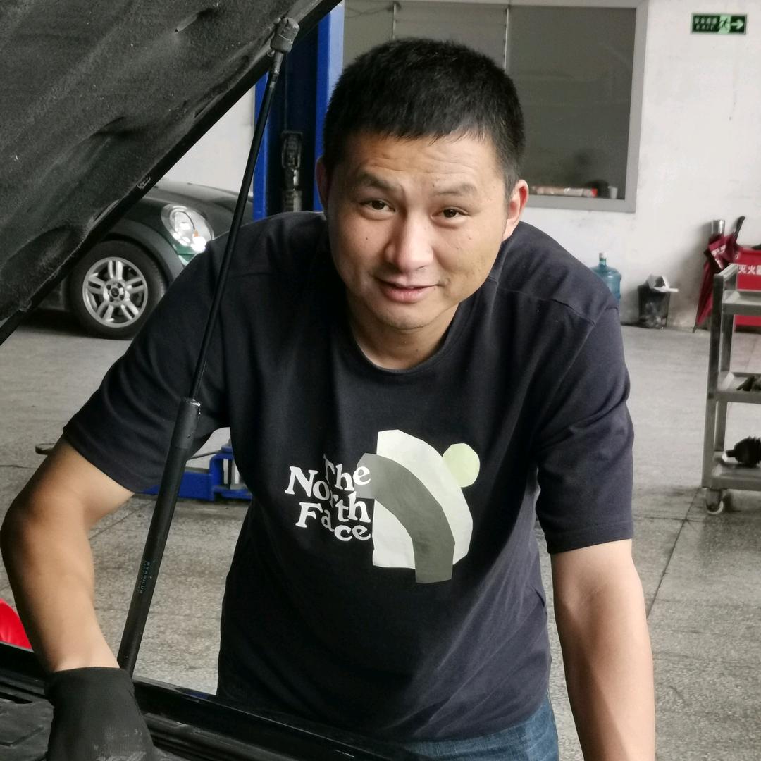云南鸿泰汽修 李贵龙