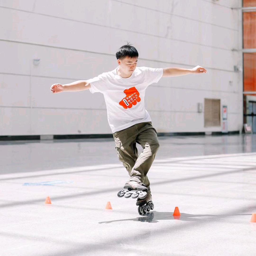 跟欧阳学轮滑