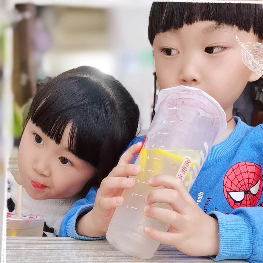 爱吃零食的两小只