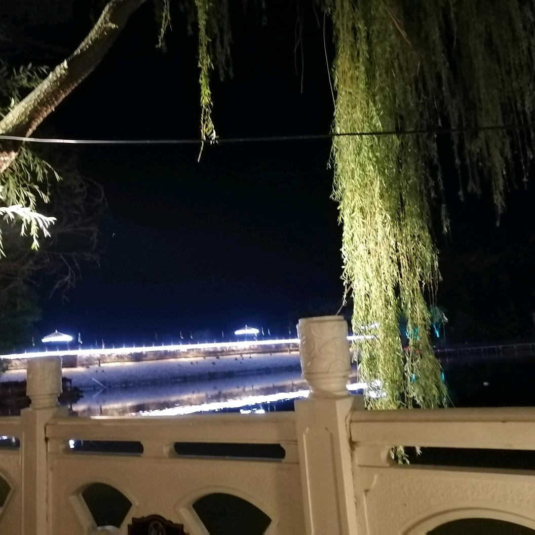 微笑着转身（悦购百货店）