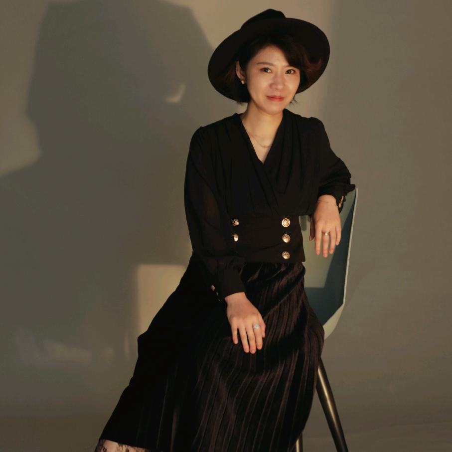 爱拍照的设计师塔塔