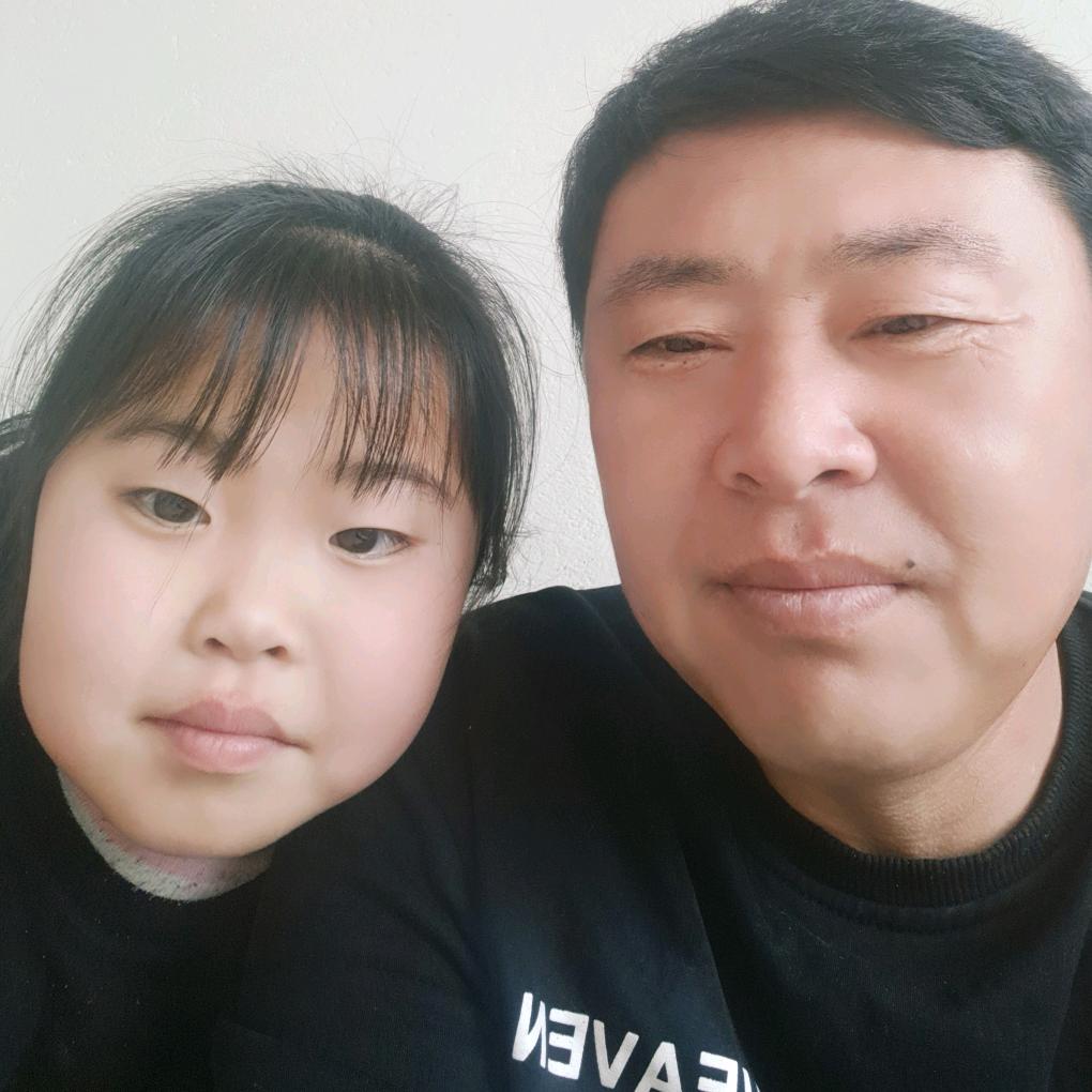 躲在角落里的——男孩