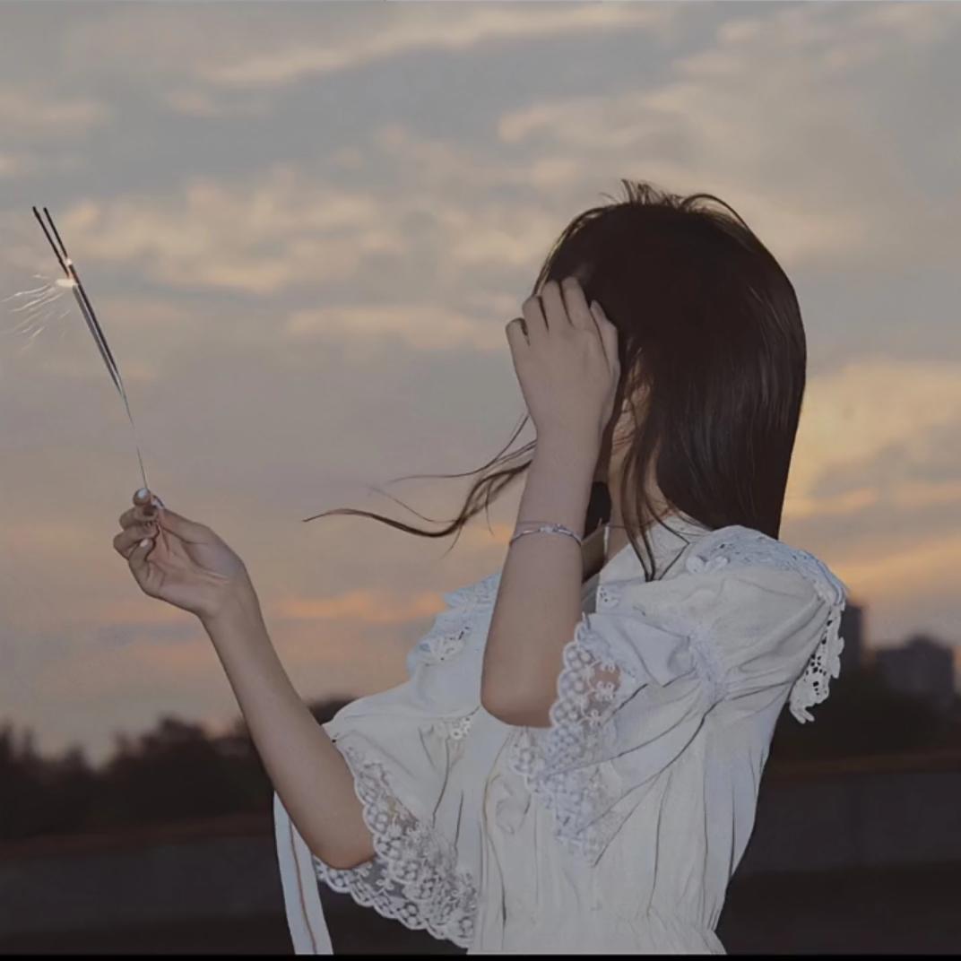 云月.
