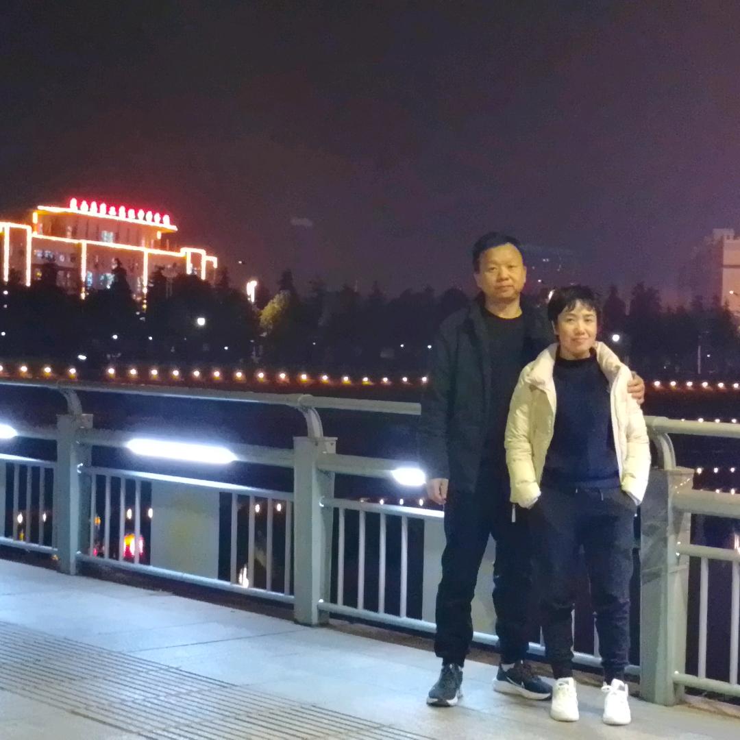 向涛收售楼板，水泥活动房