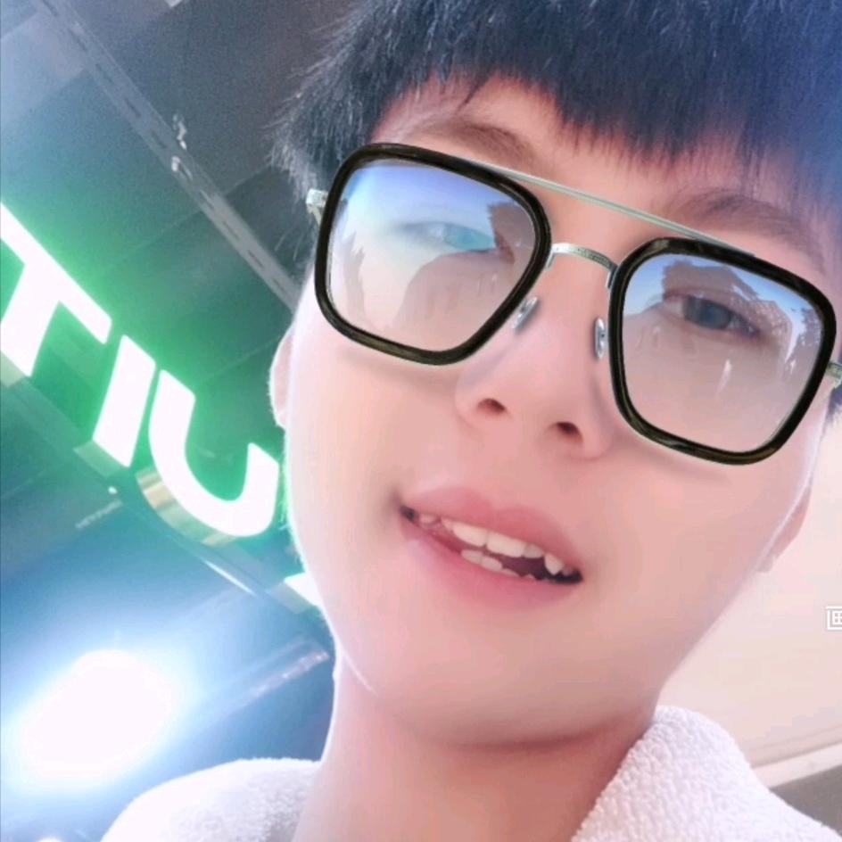 逆光下的微笑小坊