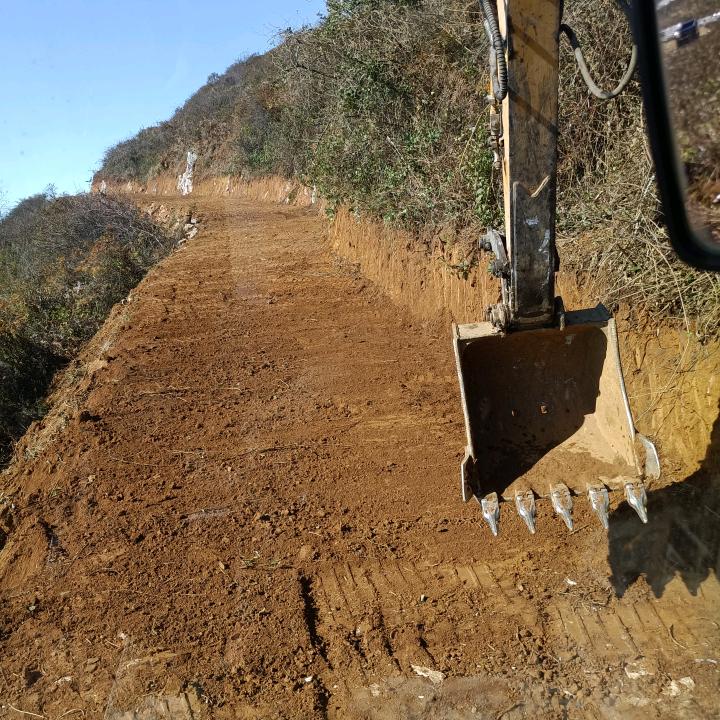 个旧挖机，小夏在卡房