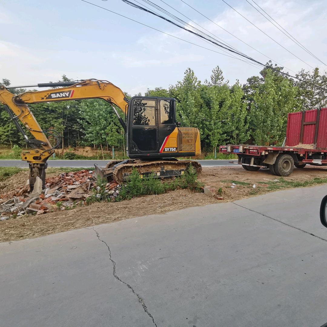 出租抓木机和拉树平板自卸车