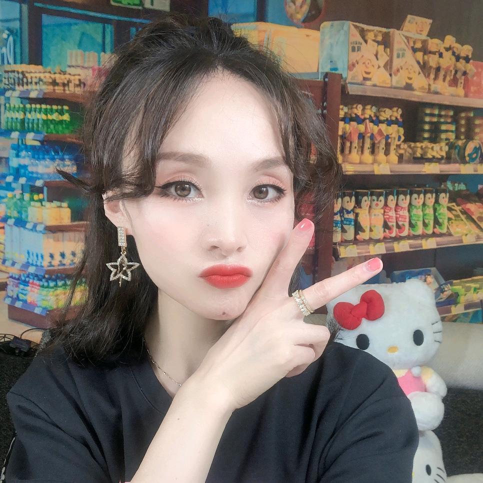 爱吃零食的莫莫