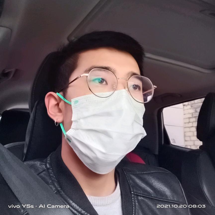 开拖车的男孩子