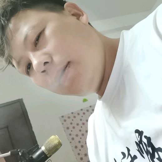 枫叶被风轻抚的瞬间