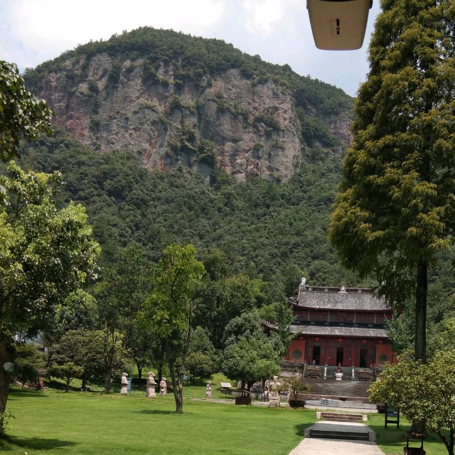 户外奔跑的玩具小店