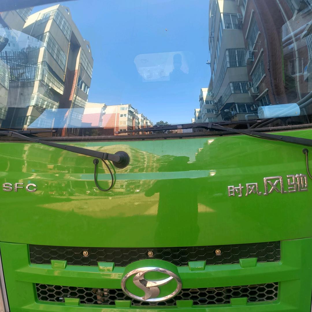 开渣土车的小伙子