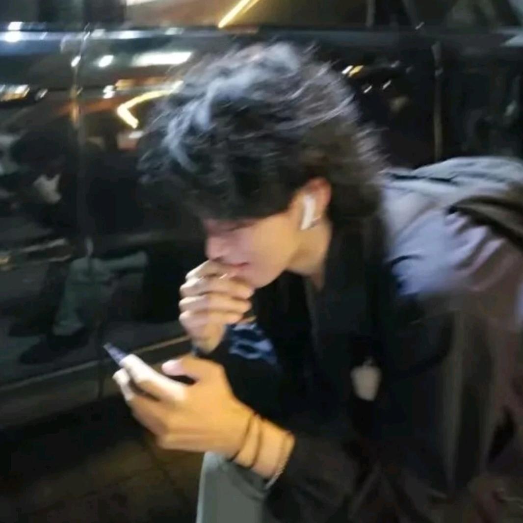 着迷.