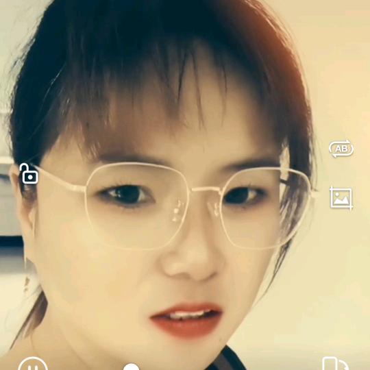 *何三姐*