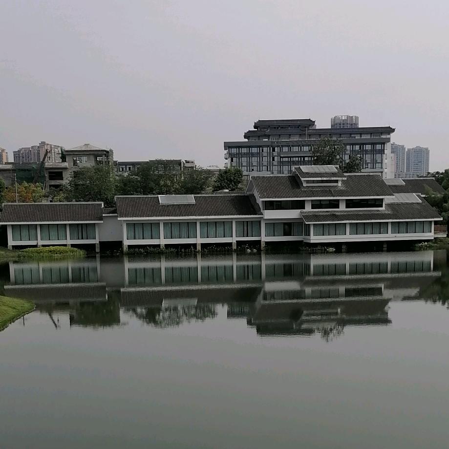 在河一方