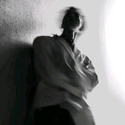 ￥.