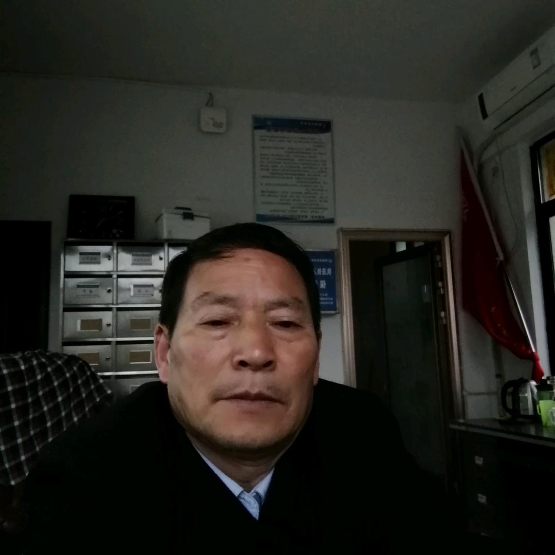 闾四伟